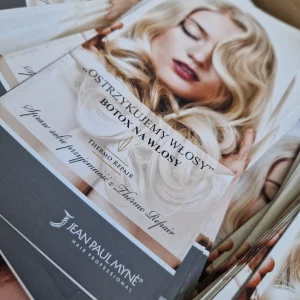 Ulotki promujące botox na włosy, na ich okładce piękna pani z ładnie ułożonymi włosami