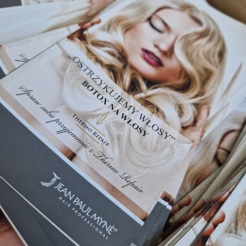 Ulotki promujące botox na włosy, na ich okładce piękna pani z ładnie ułożonymi włosami